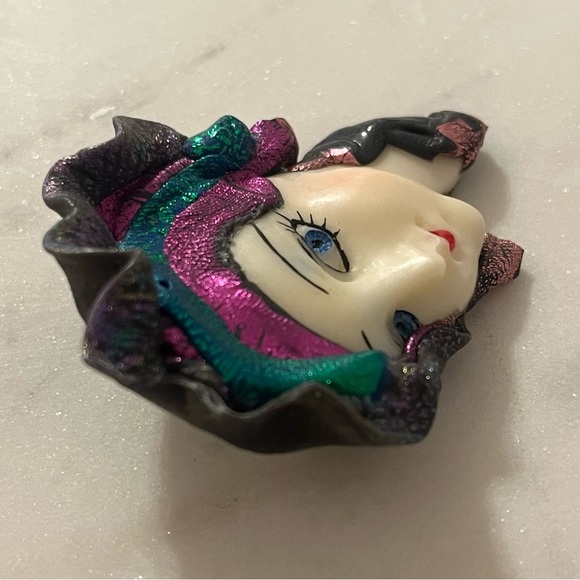 VTG Art Deco Lady Face Head Brooch Pin With Metallic Hat Accents - Picture 4 of 16